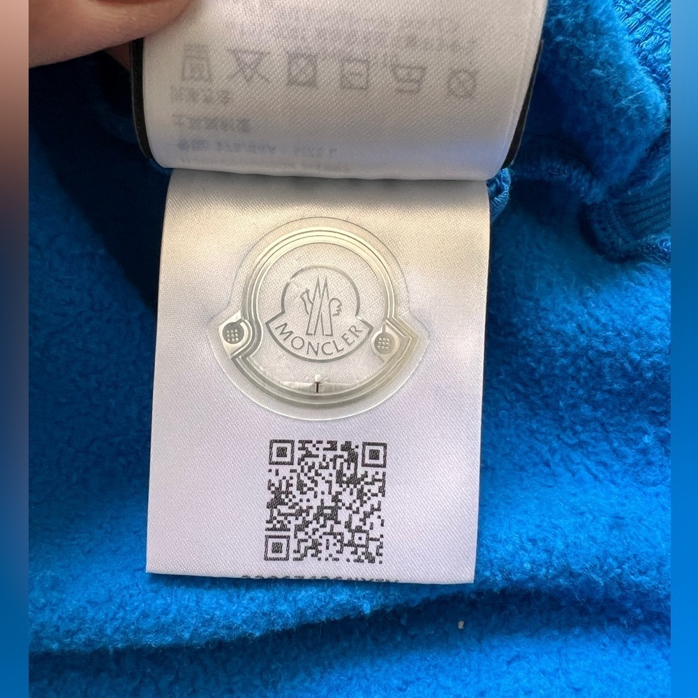 ✨HOST PICK✨
MONCLER CREWNECK SWEATSHIRT
Garment code:
33867436NXIV - Picture 13 of 14